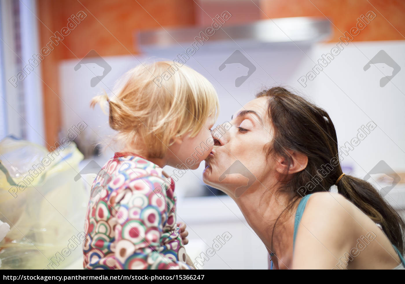 bebê e mãe se beijando na cozinha - Fotos de arquivo #15366247 | Banco de  Imagens Panthermedia