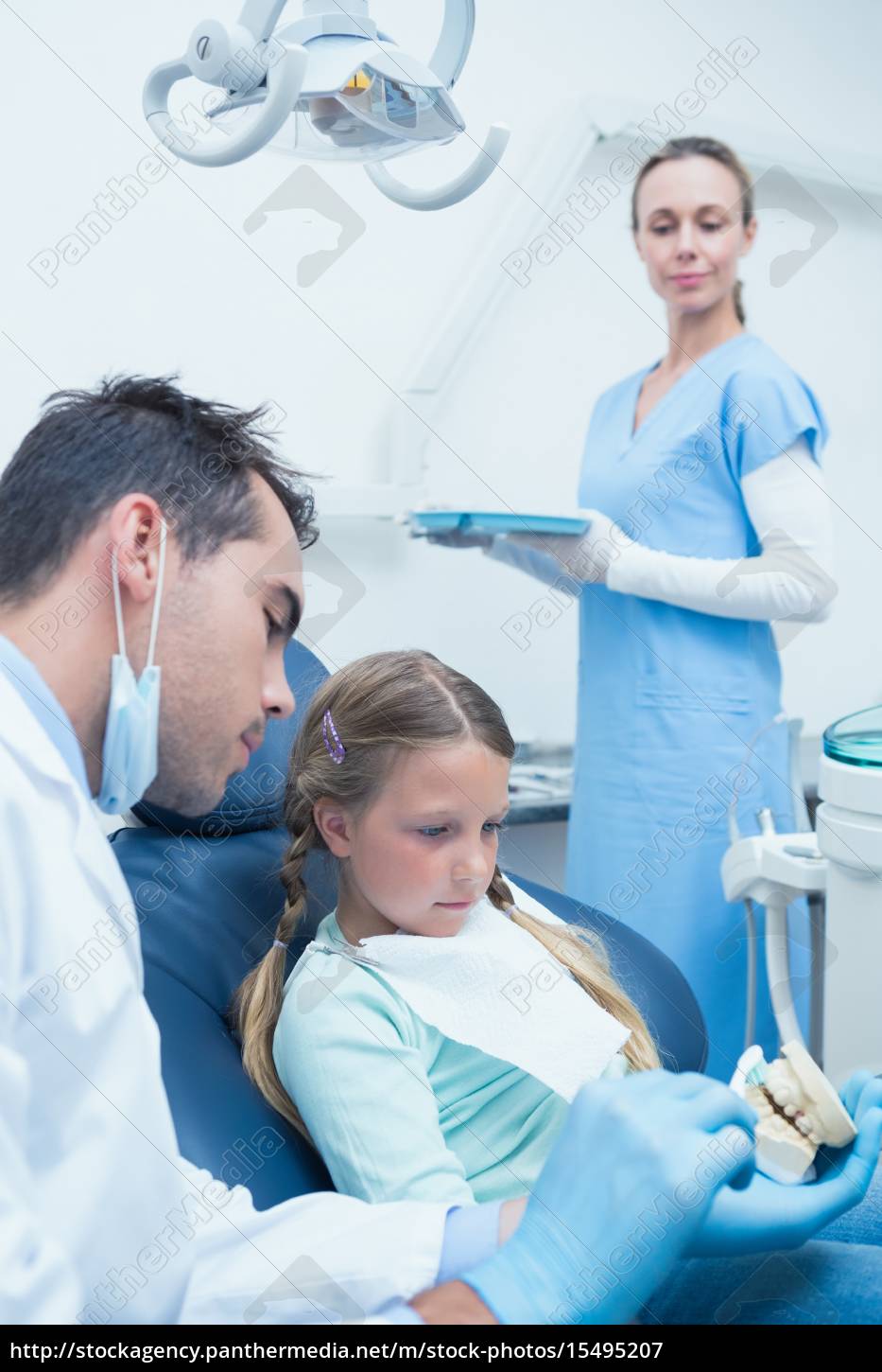 Dentista do sexo masculino ensinando menina como - Stockphoto #15495207 |  Banco de Imagens Panthermedia