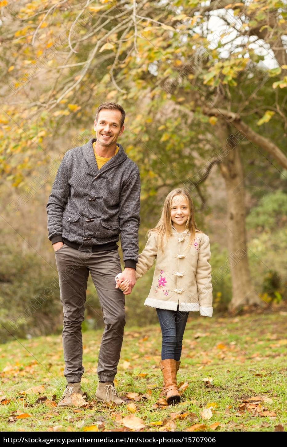 Pai e filha felizes caminhando juntos no parque - Stockphoto #15707906 |  Banco de Imagens Panthermedia