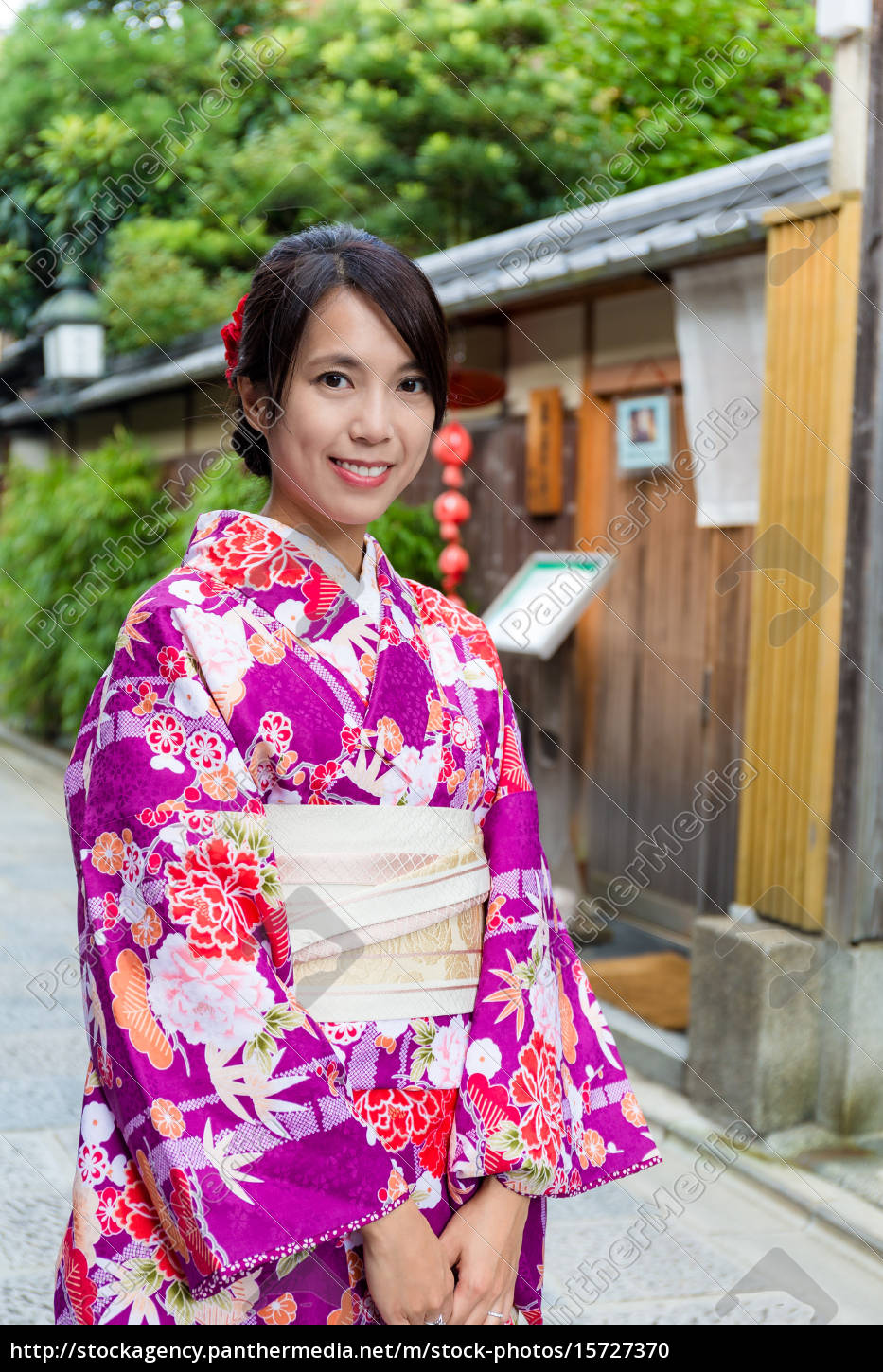 Mujer japonesa con traje de kimono - Stockphoto #15727370 | Agencia de  stock PantherMedia