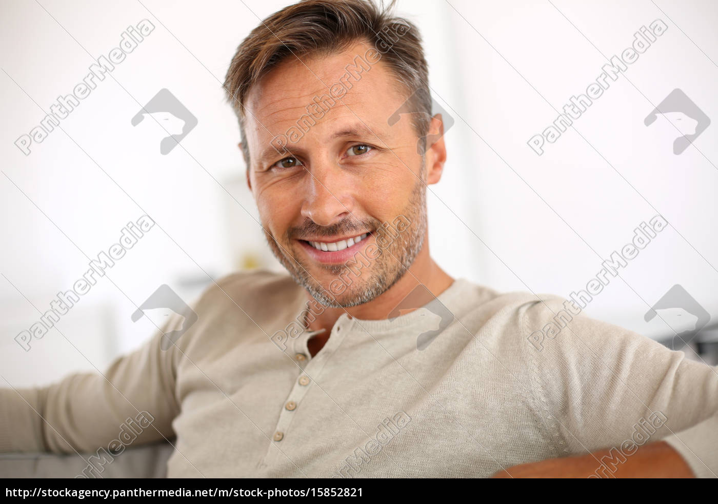 Homem bonito de 40 anos relaxando no sofá - Fotos de arquivo #15852821 |  Banco de Imagens Panthermedia