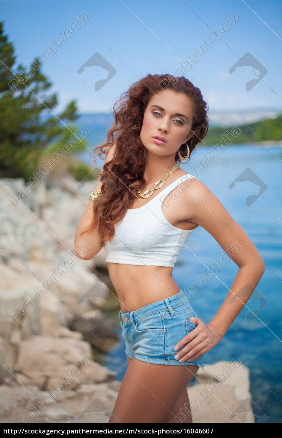 chica sexy en pantalones cortos de jean en sea beach - Stockphoto #16046607  | Agencia de stock PantherMedia