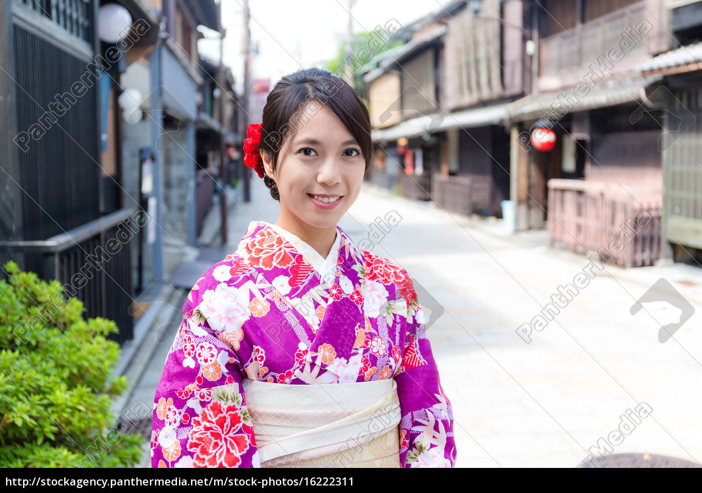 Mujer japonesa con kimono tradicional - Stockphoto #16222311 | Agencia de  stock PantherMedia