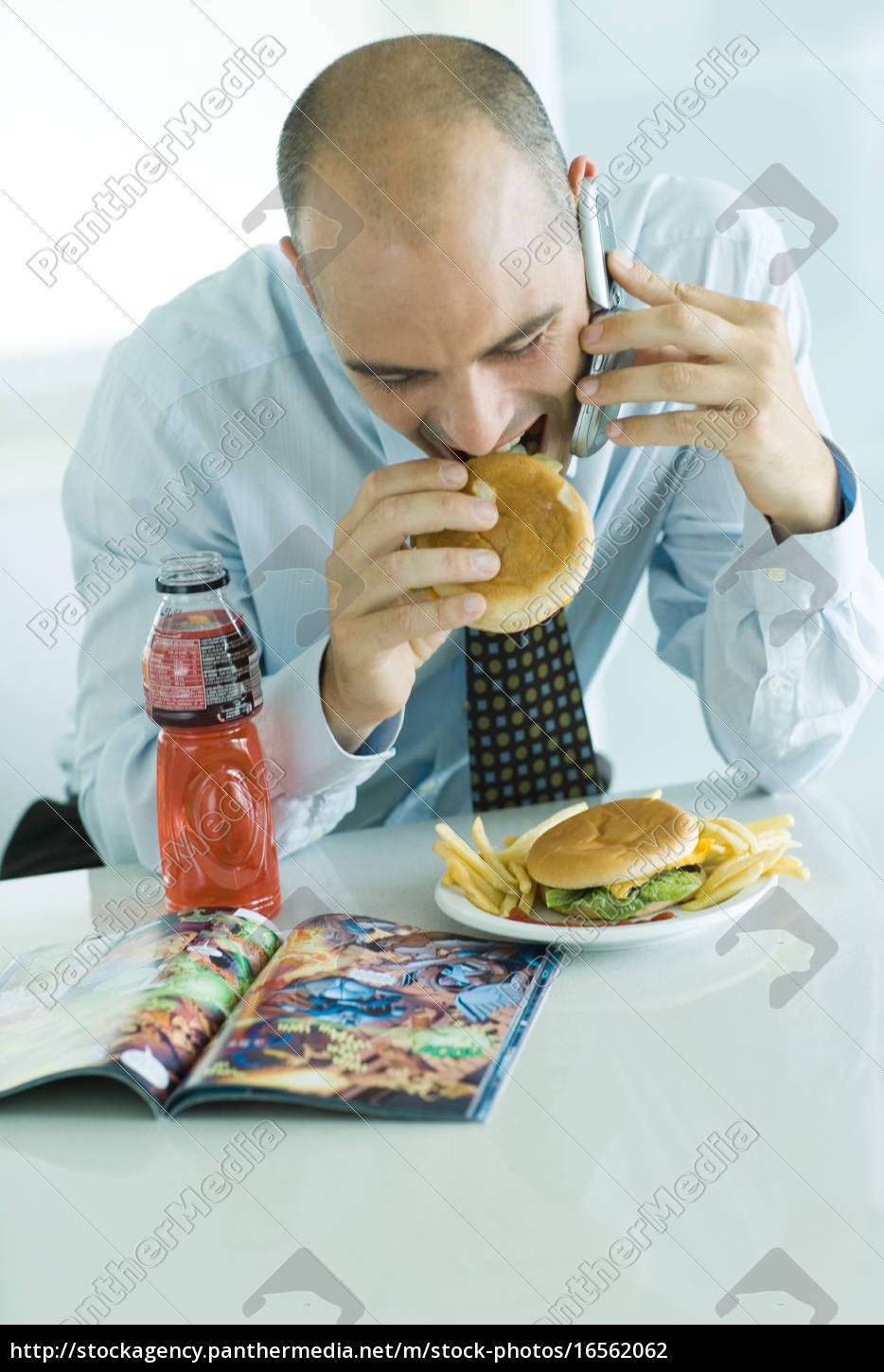 homem comendo hambúrgueres usando telefone celular e - Stockphoto #16562062  | Banco de Imagens Panthermedia