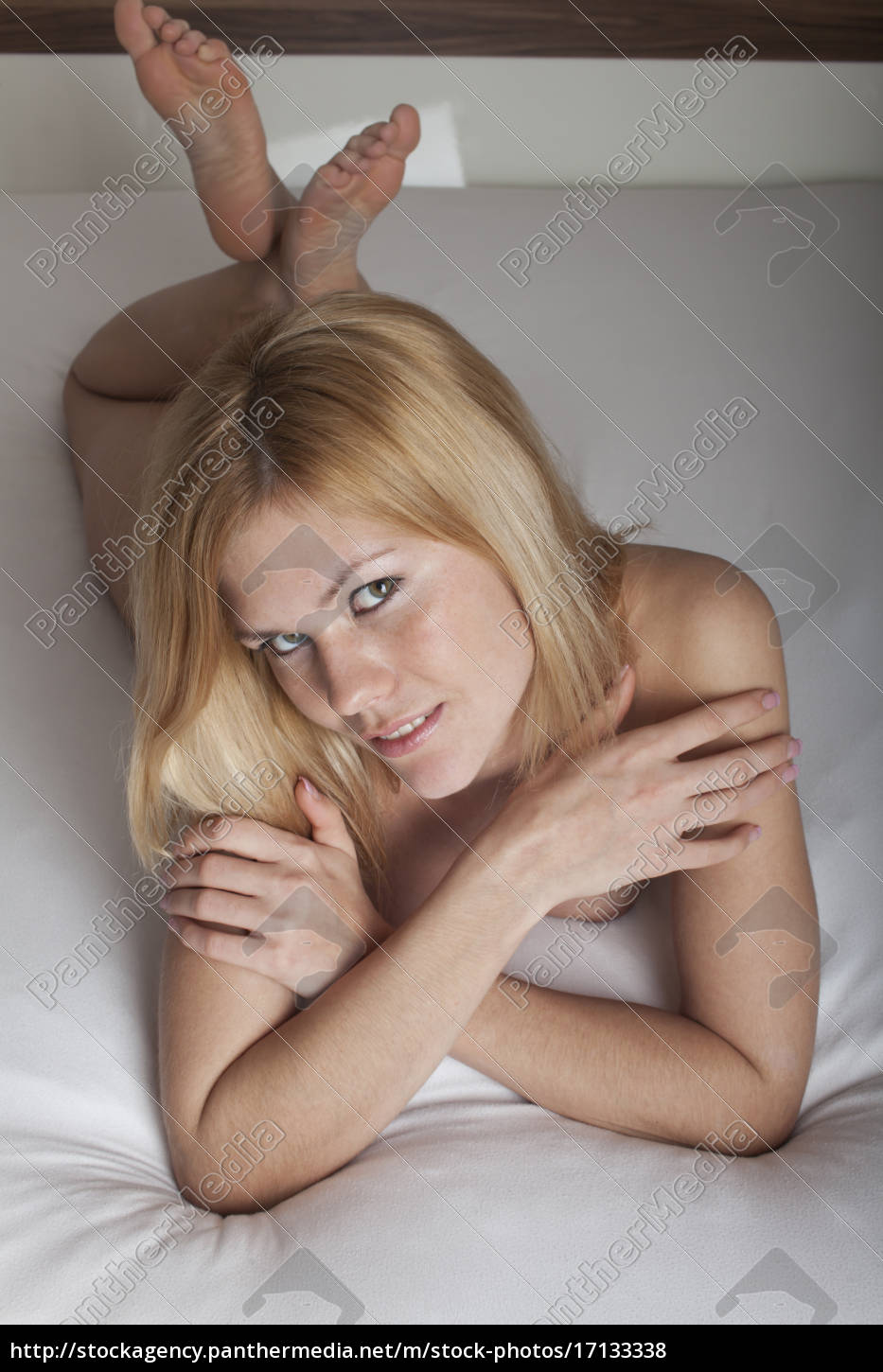 mujer desnuda en la cama - Stockphoto #17133338 | Agencia de stock  PantherMedia