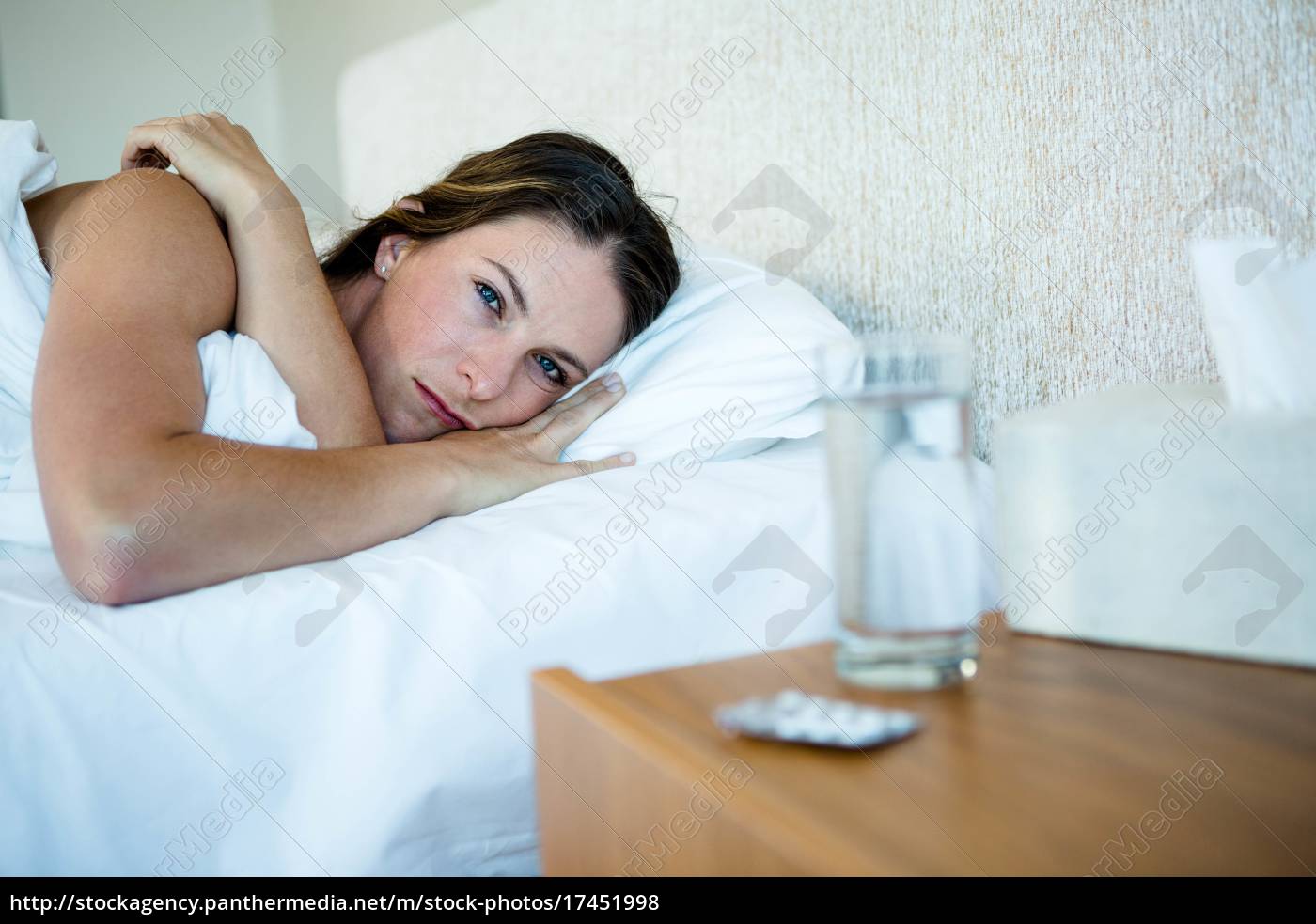 mulher doente deitado na cama ao lado de água e - Stockphoto #17451998 |  Banco de Imagens Panthermedia