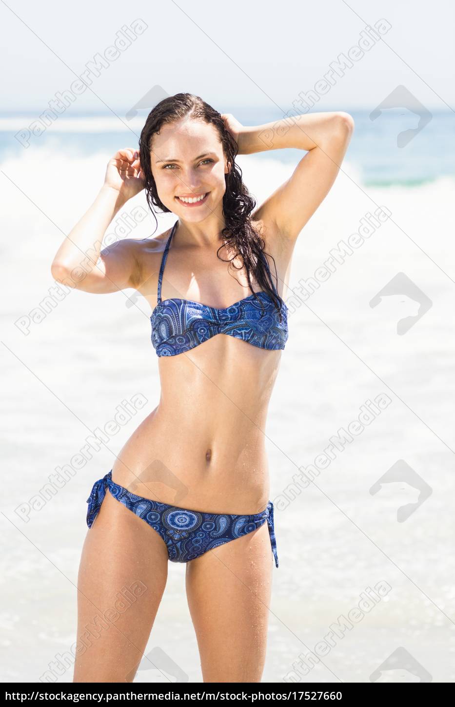 retrato de mujer guapa en bikini de pie en la playa - Stockphoto #17527660  | Agencia de stock PantherMedia