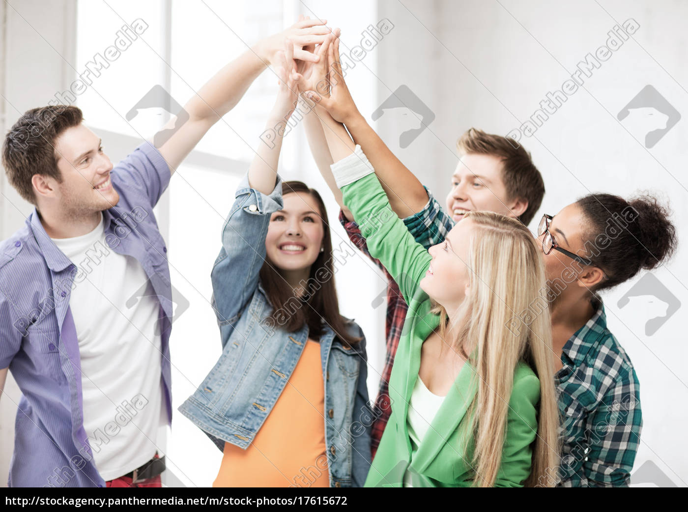 alunos felizes dando high five na escola - Stockphoto #17615672 | Banco de  Imagens Panthermedia