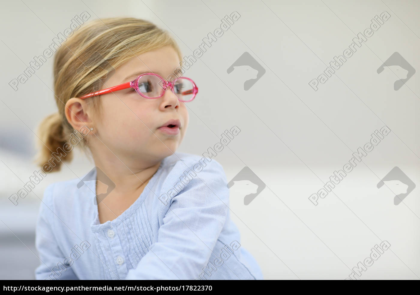 Menina loira com óculos cor-de-rosa isolada - Stockphoto #17822370 | Banco  de Imagens Panthermedia