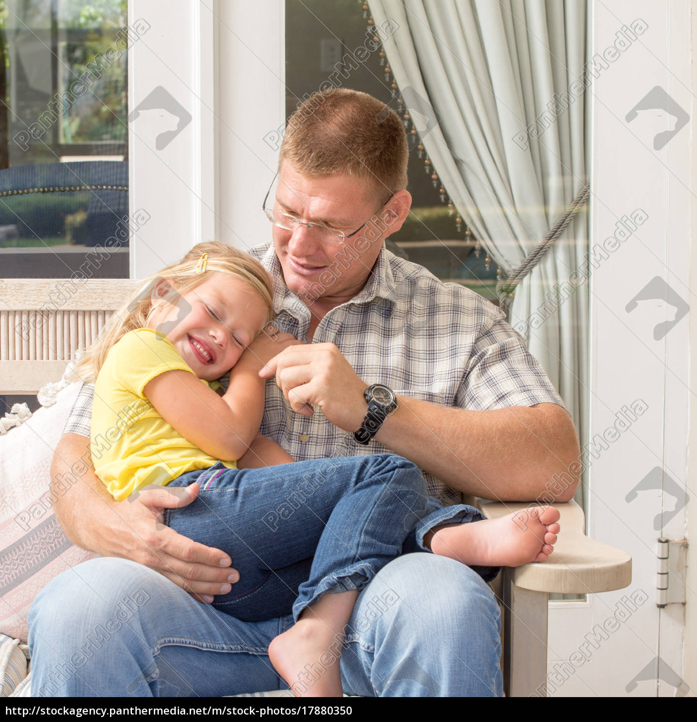 Pai e filha junto no pátio - Stockphoto #17880350 | Banco de Imagens  Panthermedia