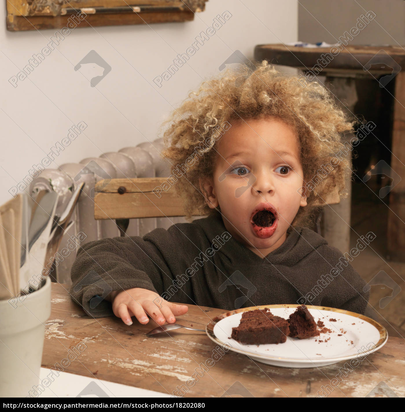 Menino comendo bolo de chocolate - Stockphoto #18202080 | Banco de Imagens  Panthermedia