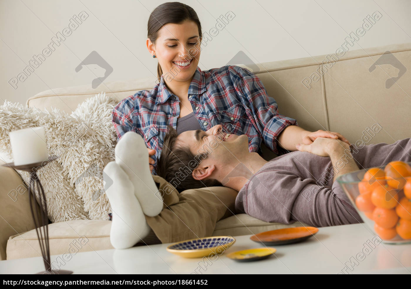 Pareja en el sofá hombre con la cabeza en el regazo - Stockphoto #18661452  | Agencia de stock PantherMedia