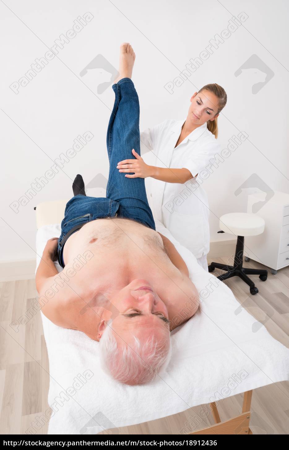 Massagista dando massagem nas pernas para o homem - Stockphoto #18912436 |  Banco de Imagens Panthermedia