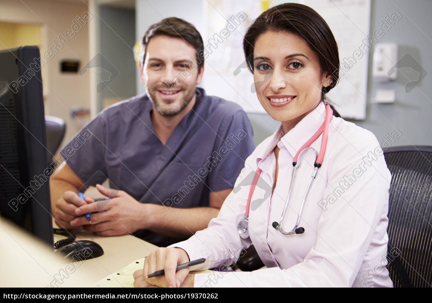 doctor de sexo femenino con la enfermera que trabaja - Stockphoto #19370262  | Agencia de stock PantherMedia