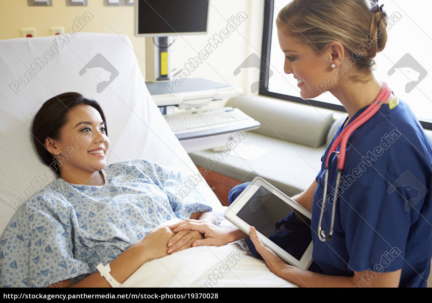 enfermera hablando con una paciente de sexo femenino - Stockphoto #19370028  | Agencia de stock PantherMedia