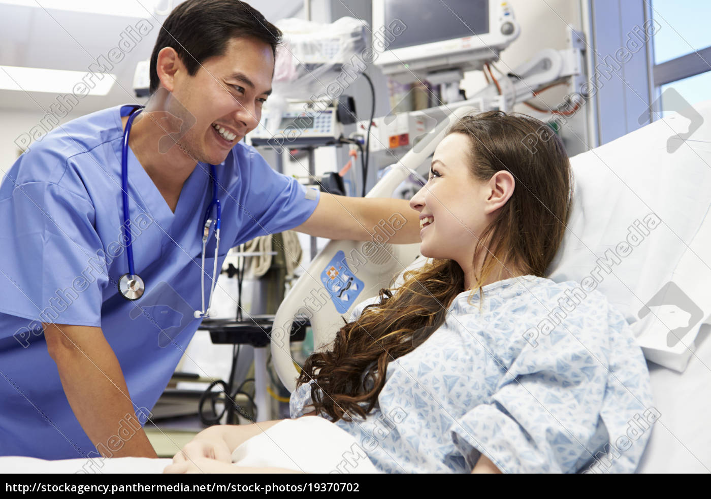 joven paciente femenina hablando con enfermera de sexo - Stockphoto  #19370702 | Agencia de stock PantherMedia