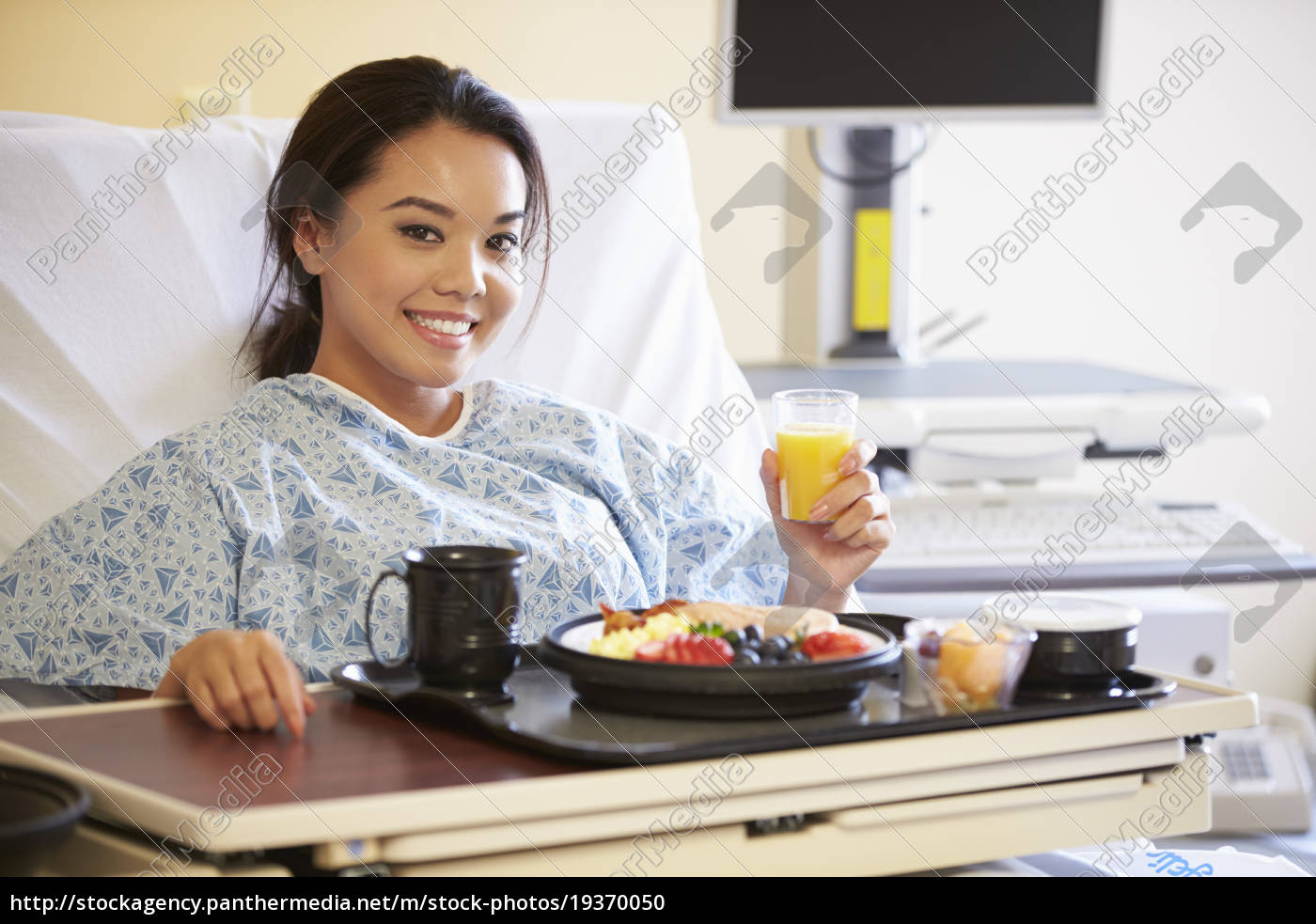 mujer paciente gozando comida hospital cama - Stockphoto #19370050 |  Agencia de stock PantherMedia