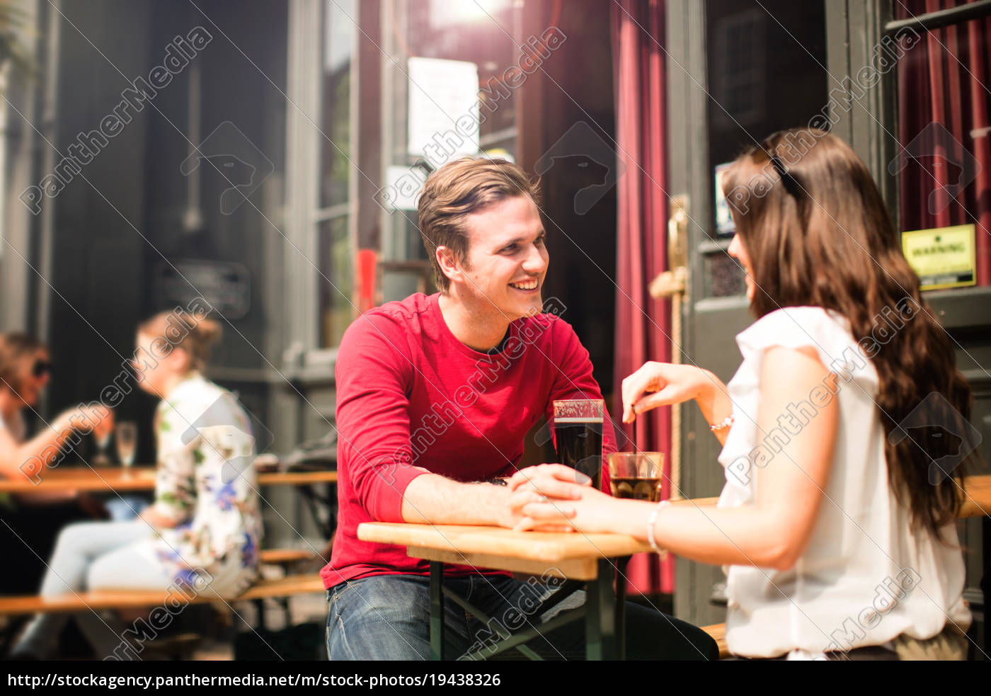 Pareja sentada cara a cara en la taberna al aire libre - Stockphoto  #19438326 | Agencia de stock PantherMedia