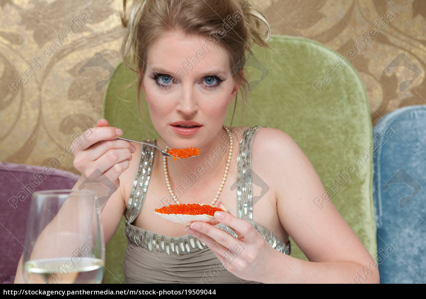 Mulher no vestido da noite comendo caviar - Stockphoto #19509044 | Banco de  Imagens Panthermedia