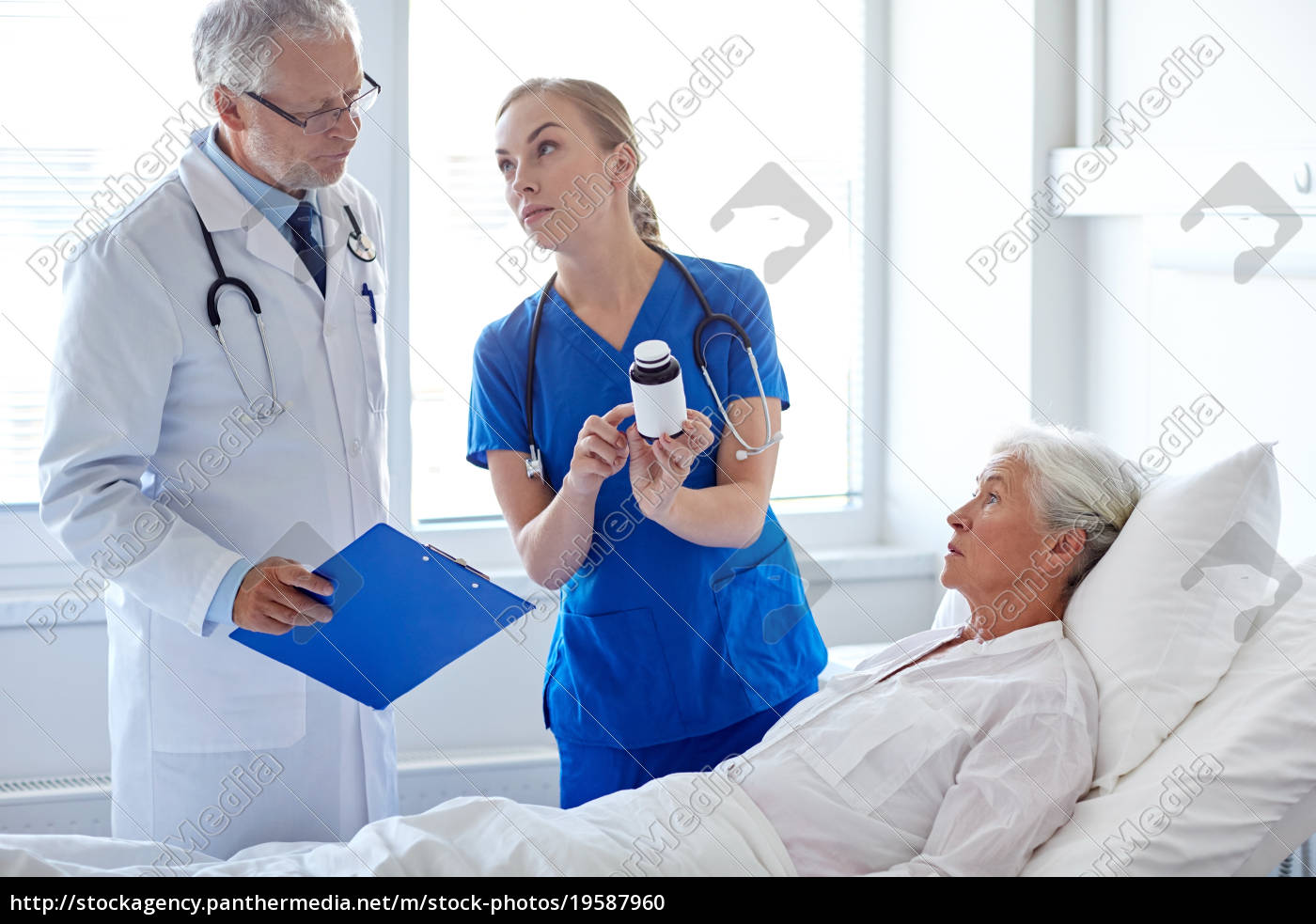 médico dando remédio para a mulher sênior no - Stockphoto #19587960 | Banco  de Imagens Panthermedia