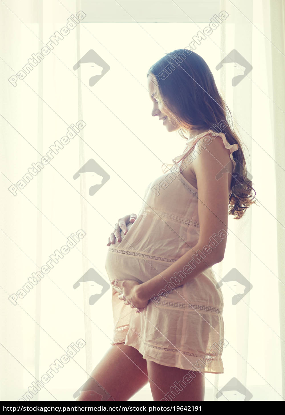 mulher grávida feliz com grande barriga nua em casa - Stockphoto #19642191  | Banco de Imagens Panthermedia