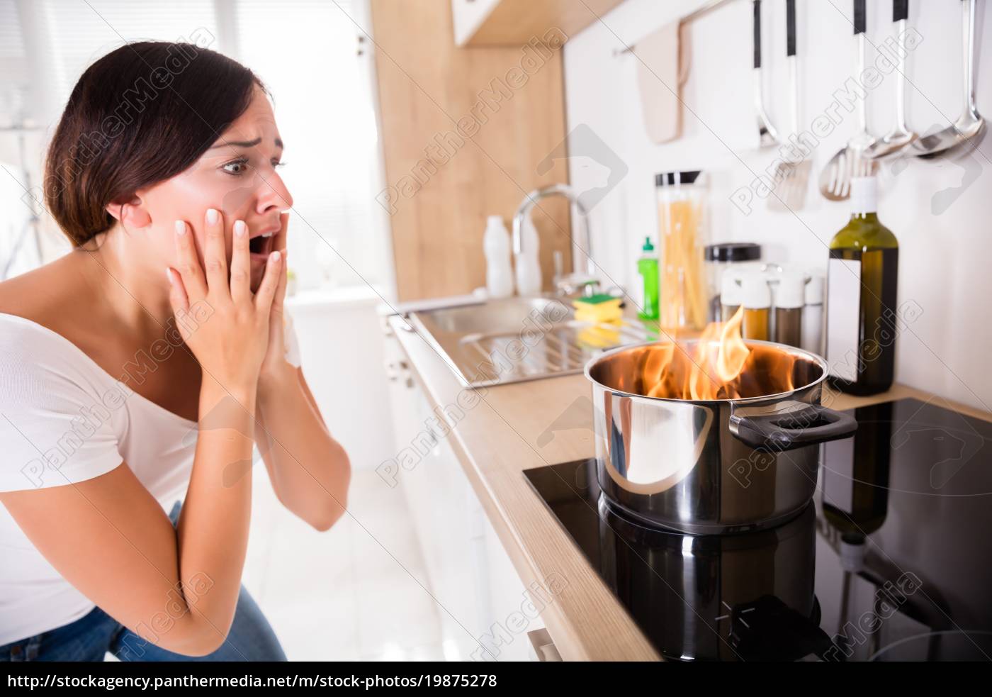 Mulher olhando para comida queimada em panela de - Stockphoto #19875278 |  Banco de Imagens Panthermedia