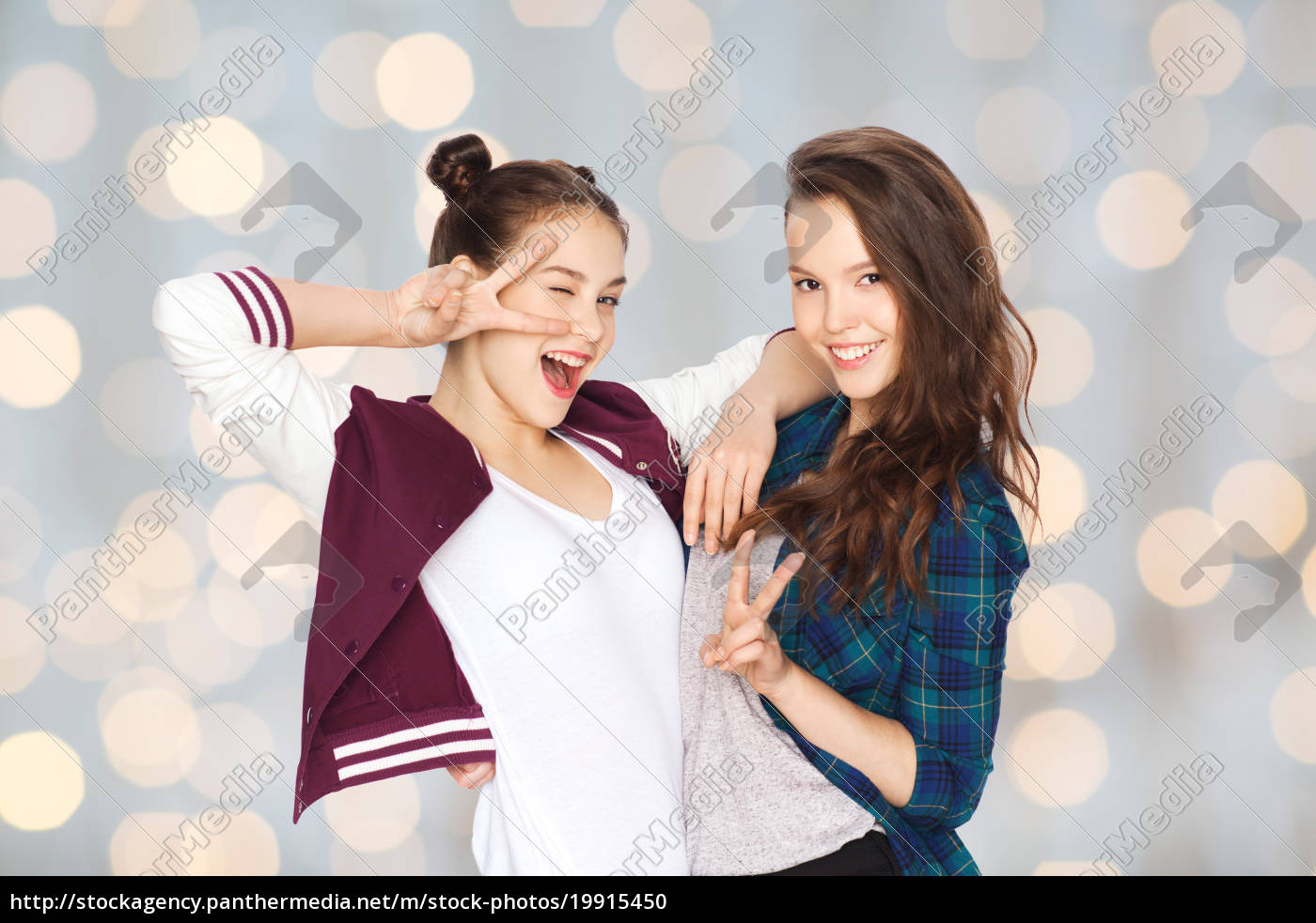 chicas adolescentes bonitas felices mostrando signo de - Stockphoto  #19915450 | Agencia de stock PantherMedia