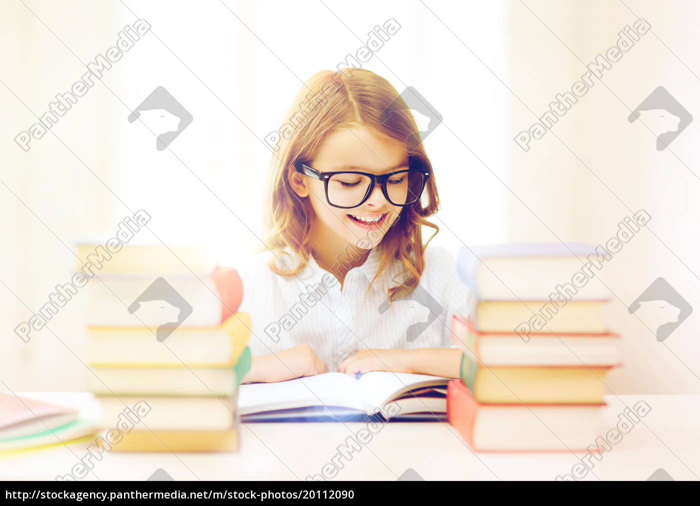 menina estudante estudando na escola - Stockphoto #20112090 | Banco de  Imagens Panthermedia