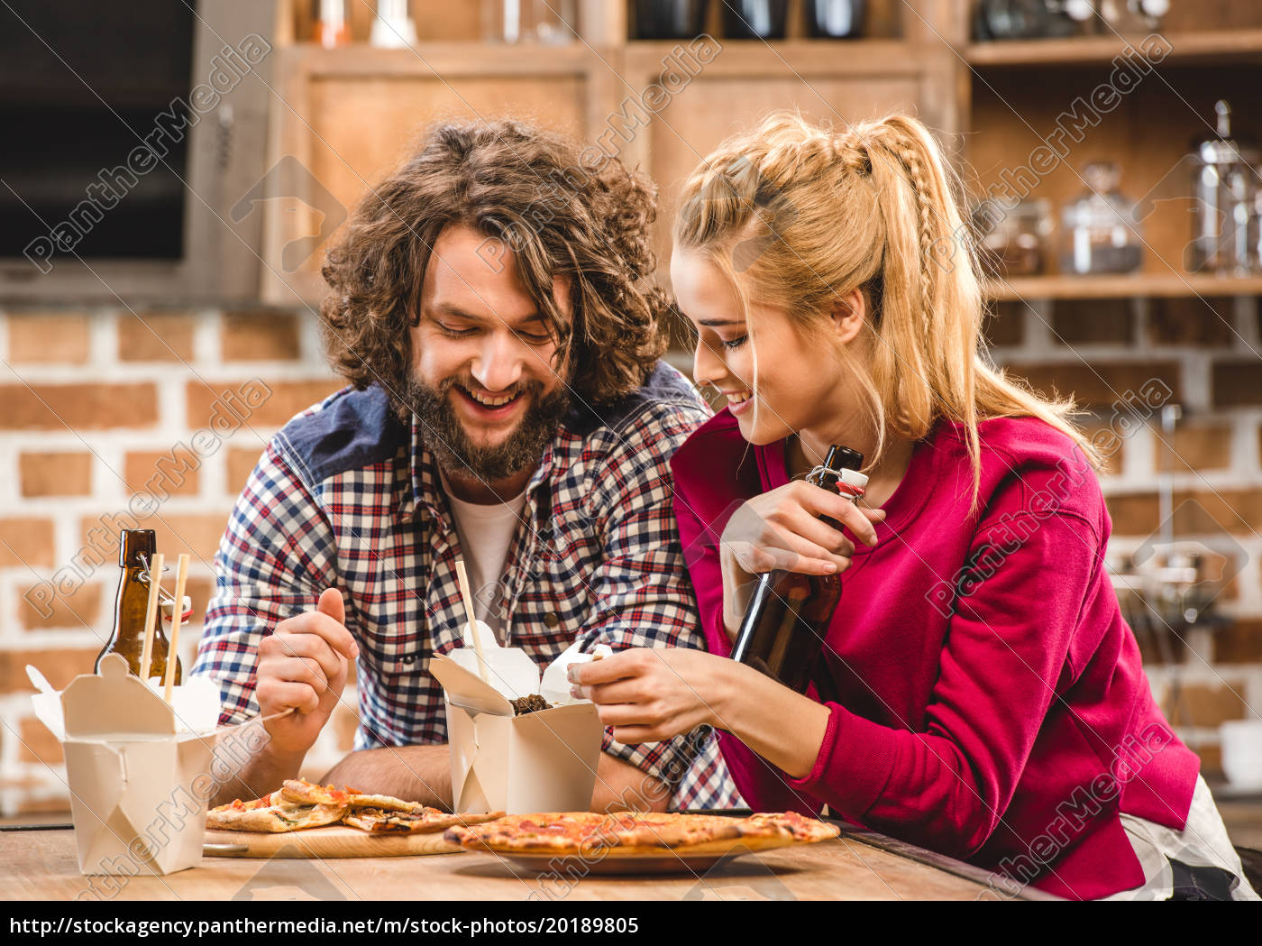 Casal comendo macarrão - Stockphoto #20189805 | Banco de Imagens  Panthermedia