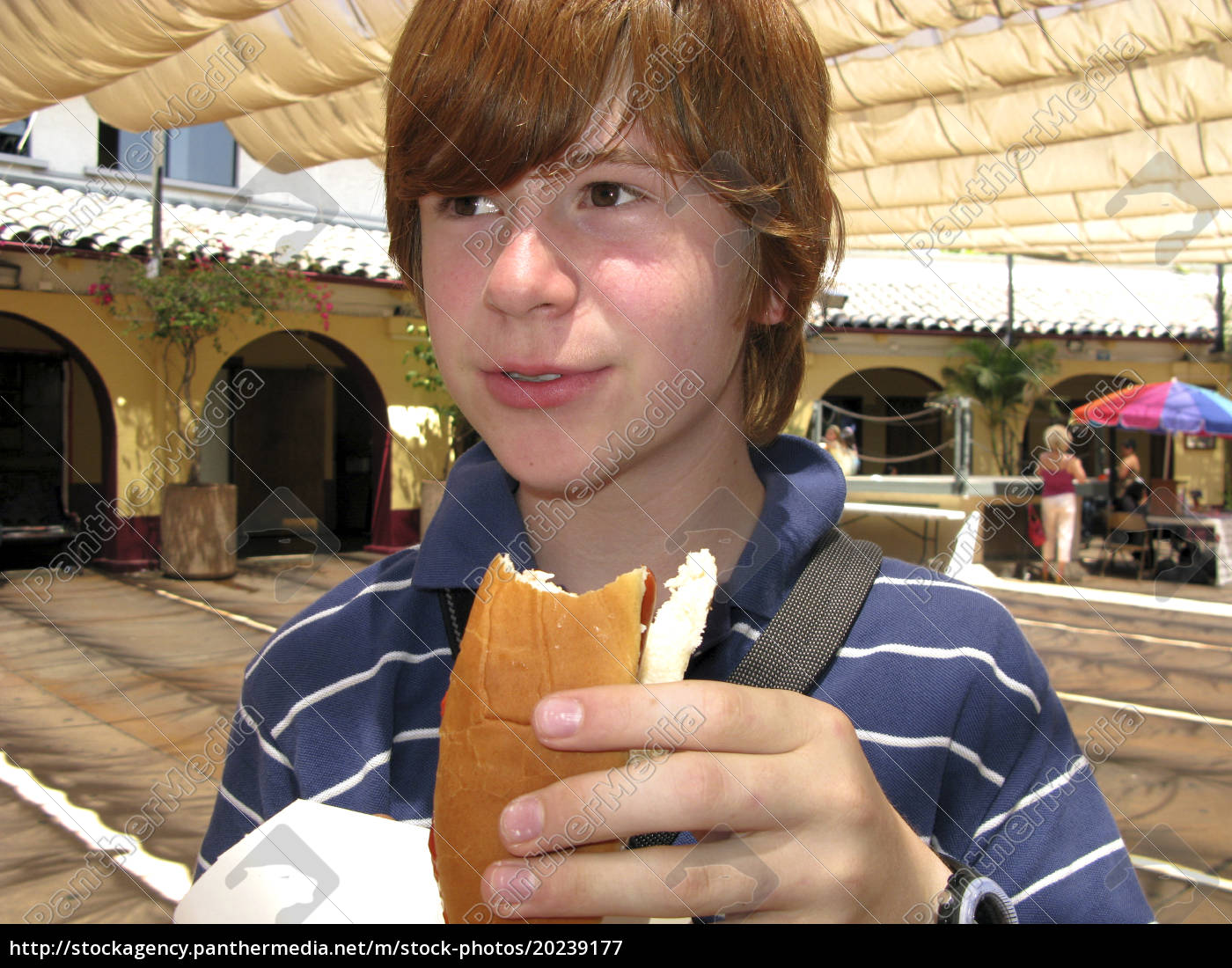 menino comendo um cachorro-quente - Fotos de arquivo #20239177 | Banco de  Imagens Panthermedia