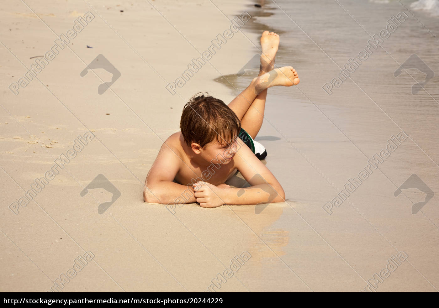 chico iy acostado en la playa y disfrutando de la - Foto de archivo  #20244229 | Agencia de stock PantherMedia