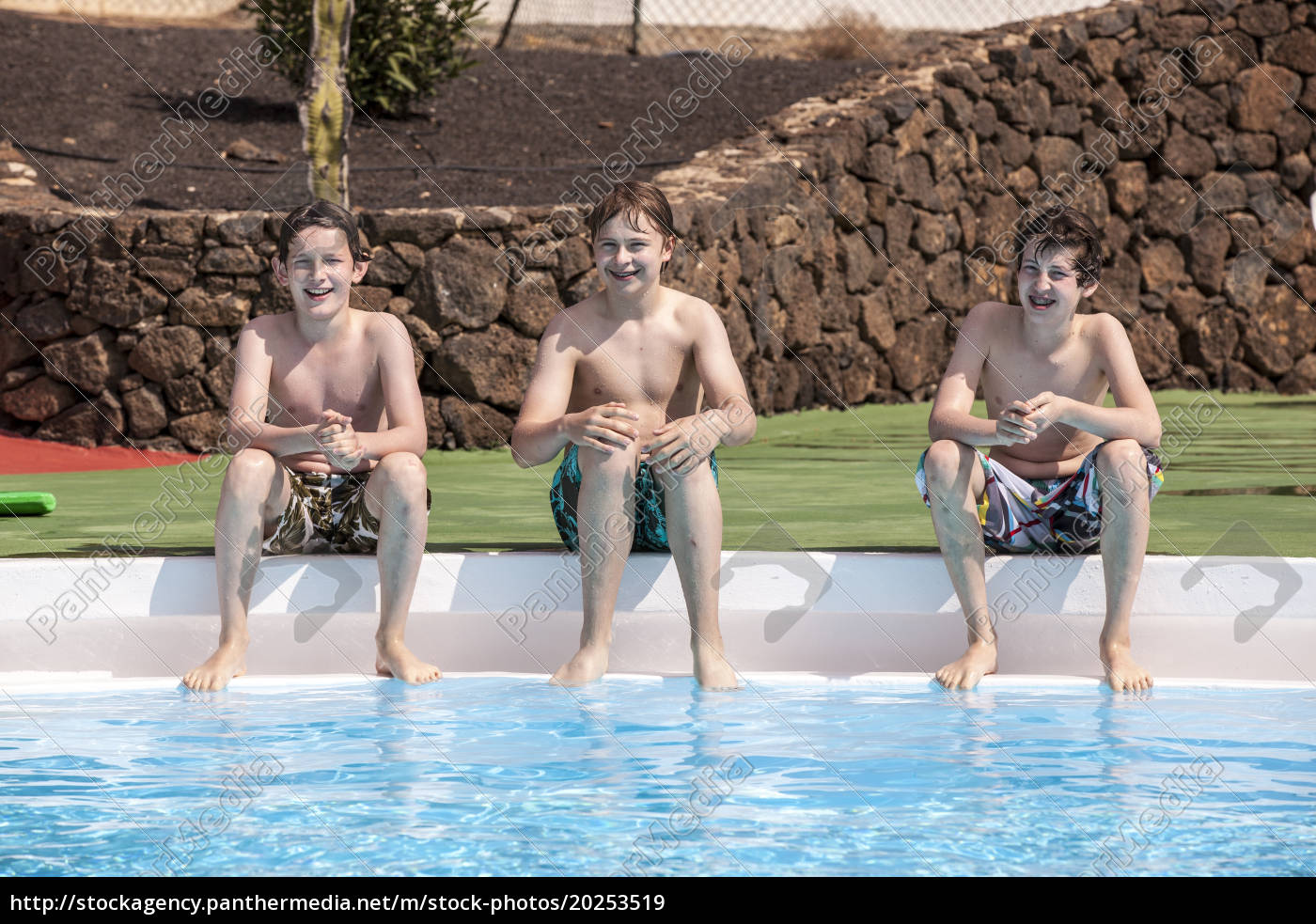 Junge schwimmen im Pool - Stockfoto 20253519 | Bildagentur PantherMedia