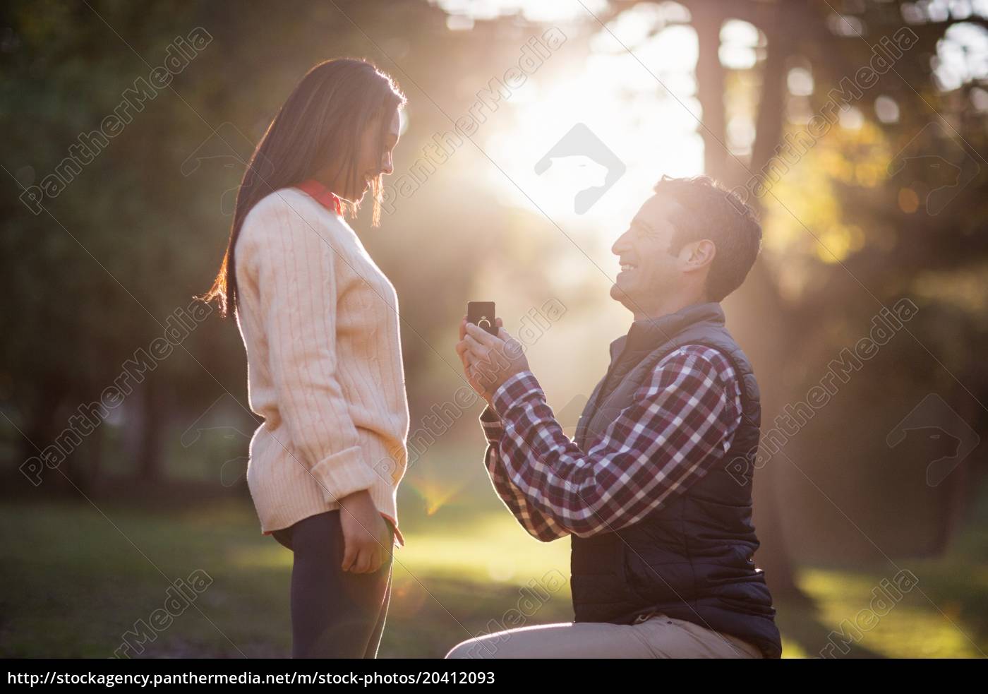 Homem dando anel para mulher - Stockphoto #20412093 | Banco de Imagens  Panthermedia