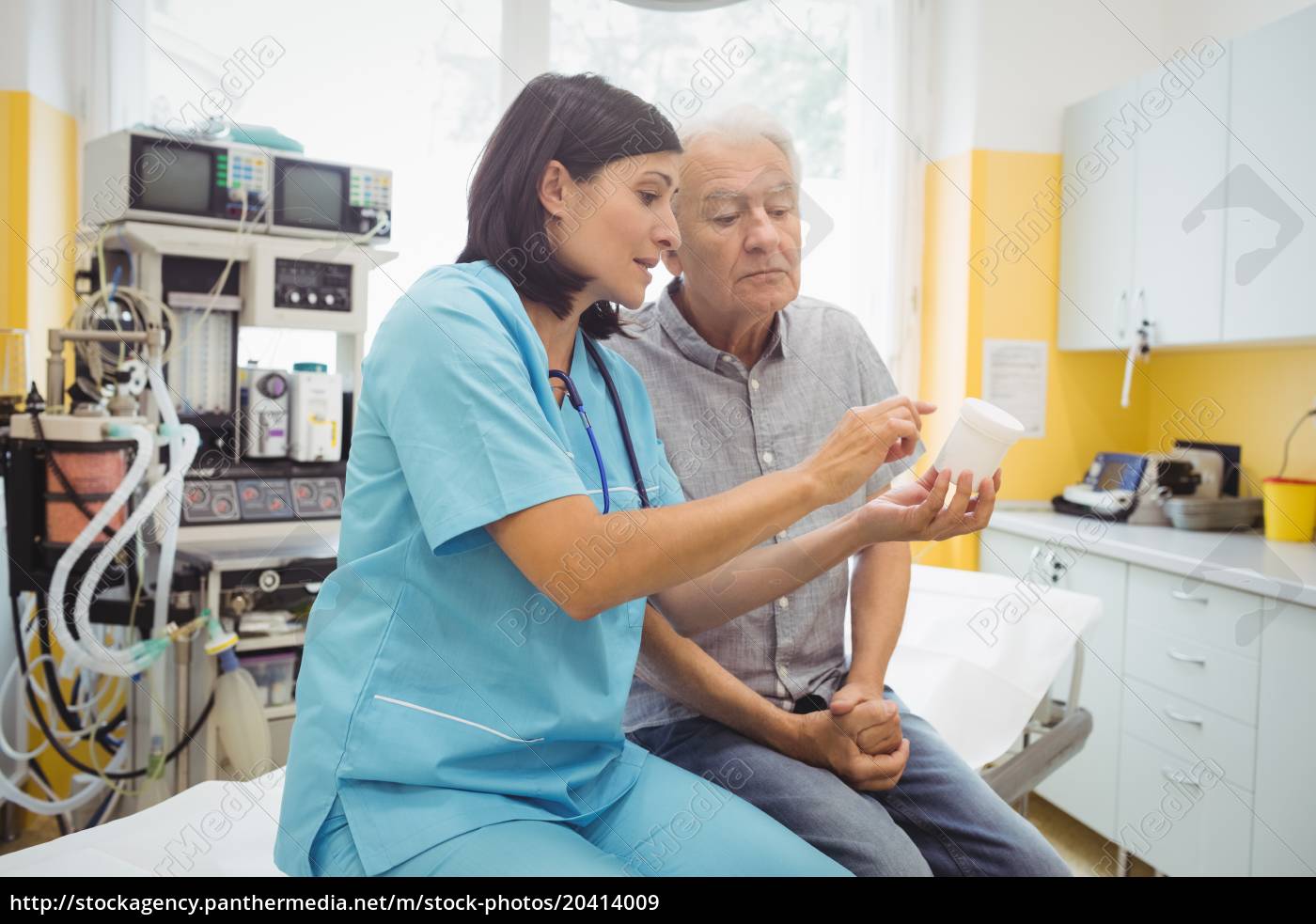 Médico explicando medicina para seu paciente - Fotos de arquivo #20414009 |  Banco de Imagens Panthermedia