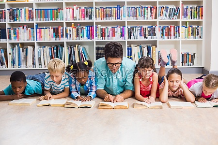 niños leyendo con el maestro