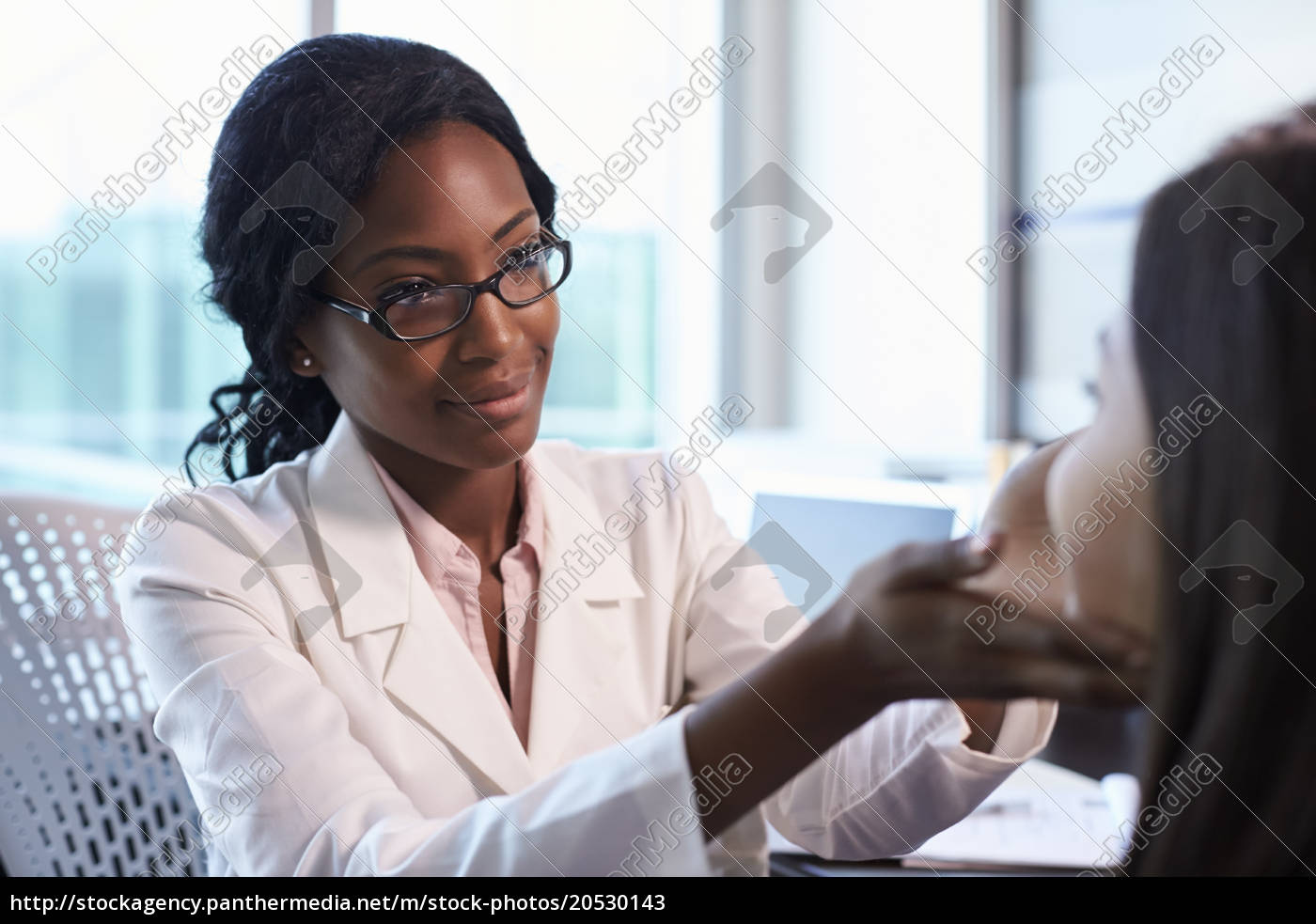 Médico de jaleco branco examinando paciente do sexo - Stockphoto #20530143  | Banco de Imagens Panthermedia