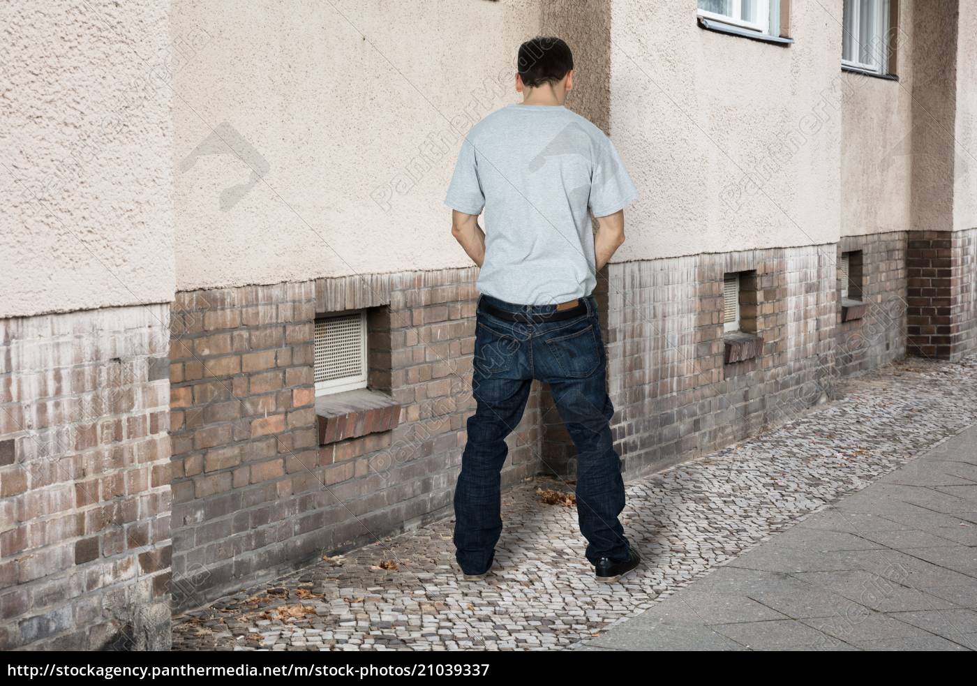 Hombre orinando en la pared de un edificio - Foto de archivo #21039337 |  Agencia de stock PantherMedia