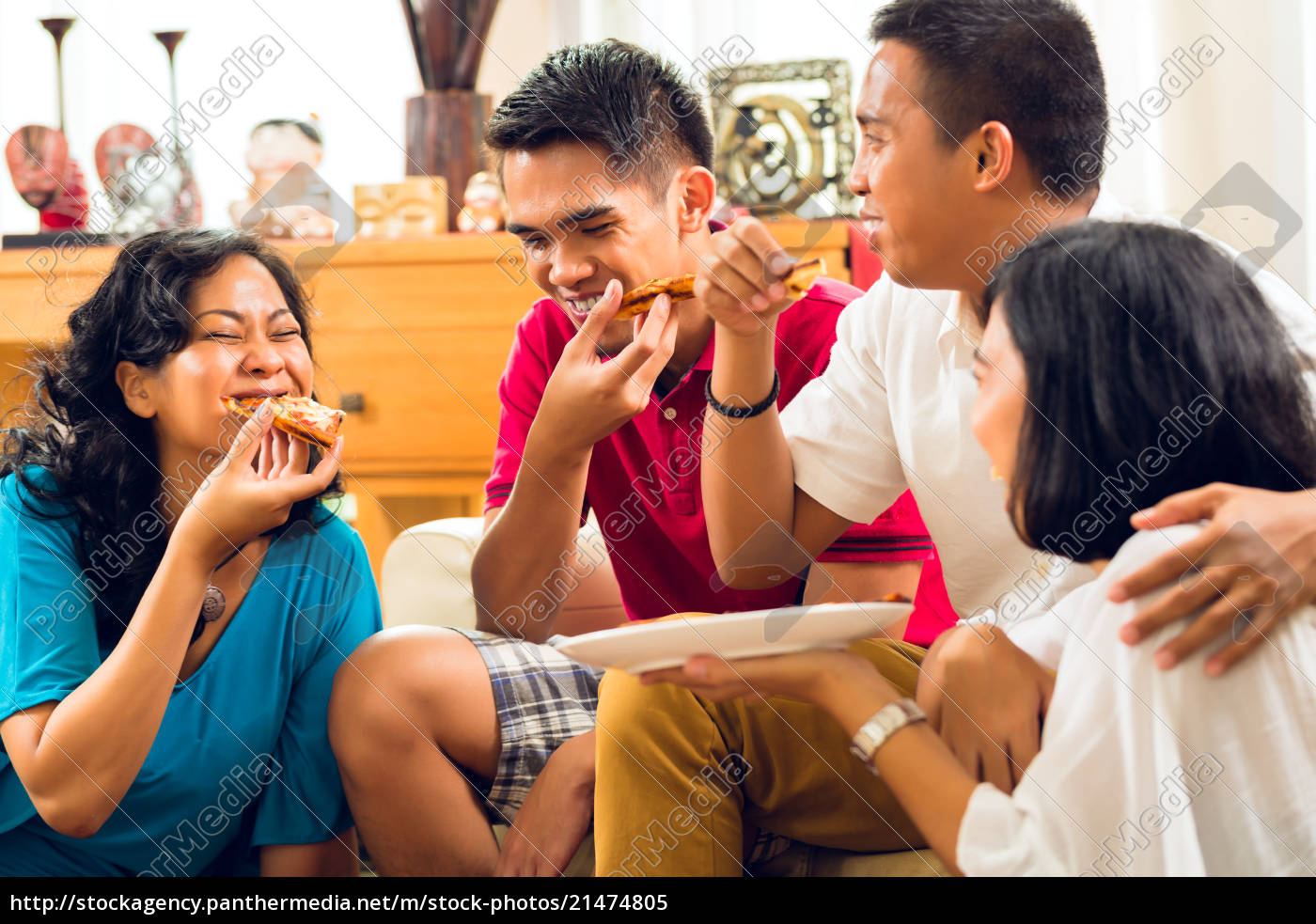 Pessoas asiáticas comendo pizza em festa - Fotos de arquivo #21474805 |  Banco de Imagens Panthermedia