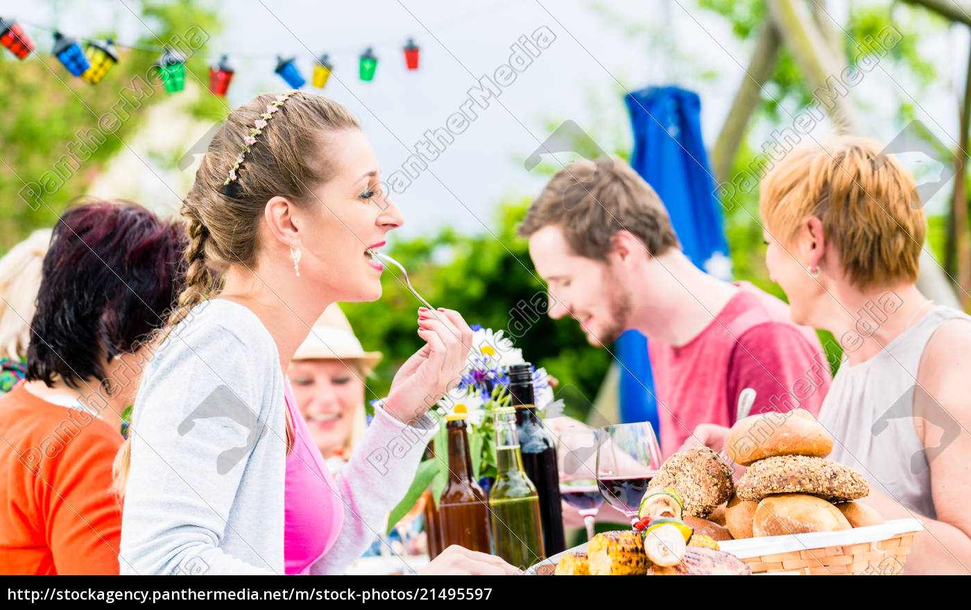 Mulher comendo salsicha grelhada em festa de churrasco - Stockphoto  #21495597 | Banco de Imagens Panthermedia