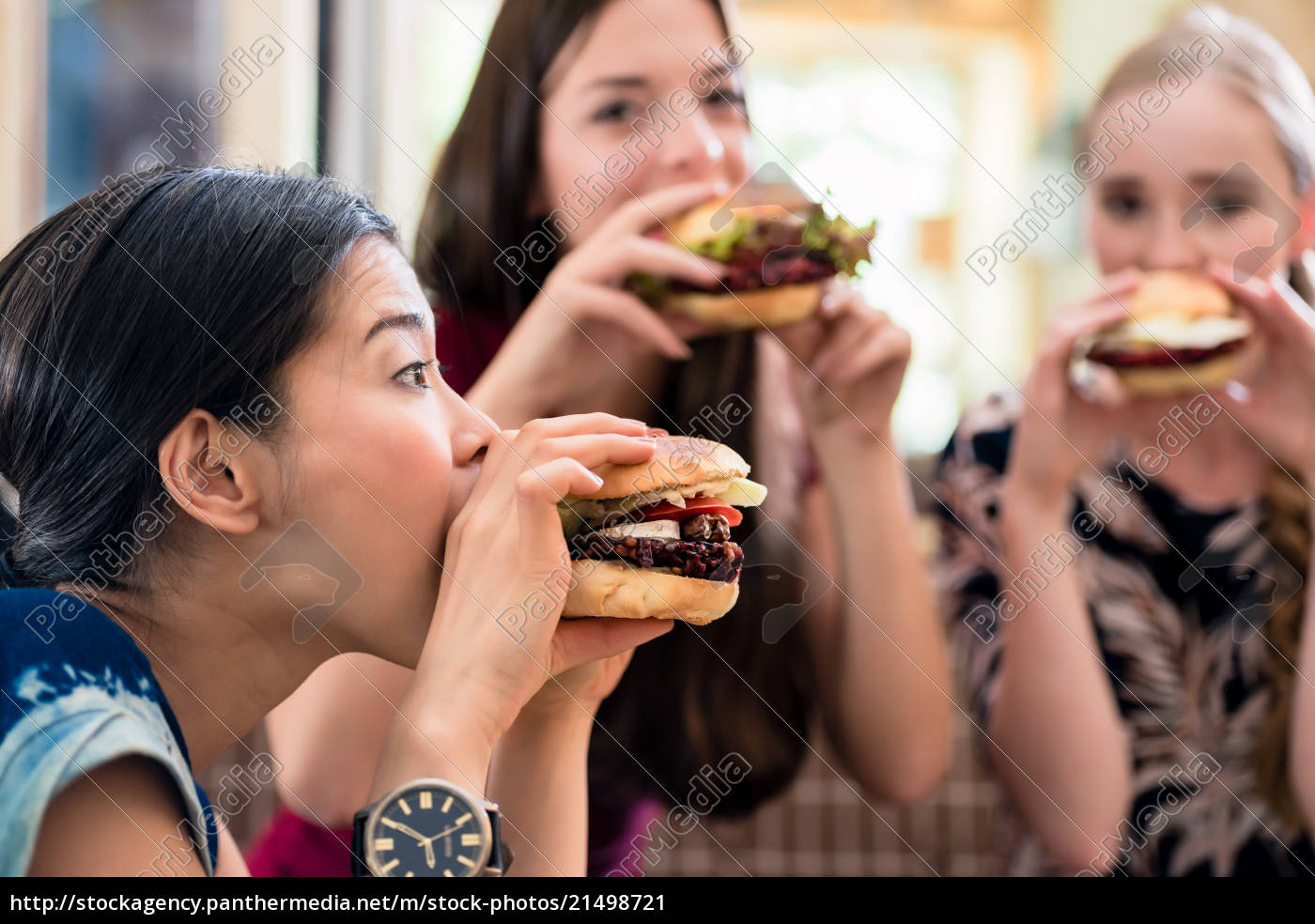 retrato de três jovens mulheres comendo hamburgueres - Fotos de arquivo  #21498721 | Banco de Imagens Panthermedia