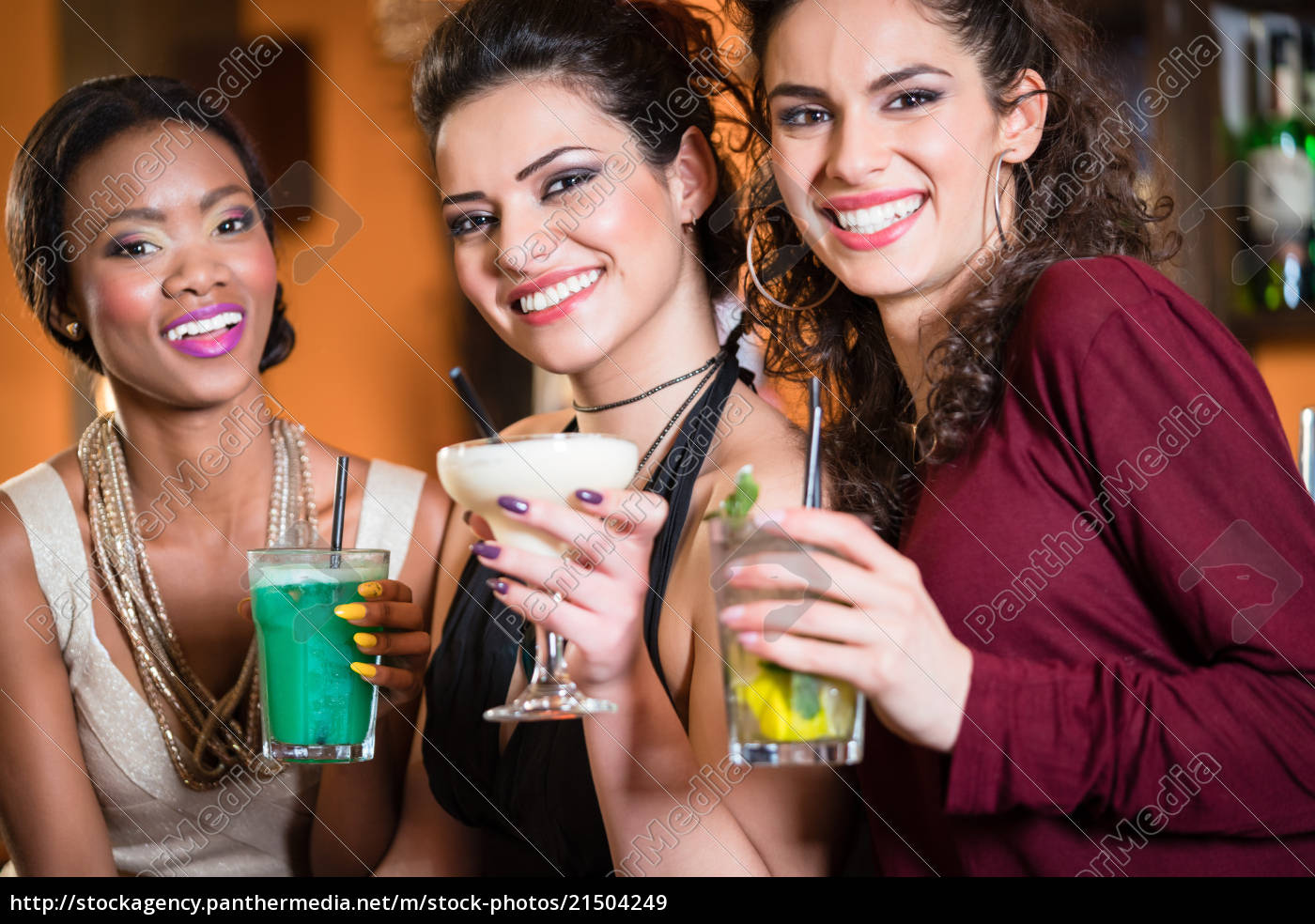 Ragazze che si godono la vita notturna in un club - Stockphoto #21504249 |  Comprate Immagini RF da Panthermedia