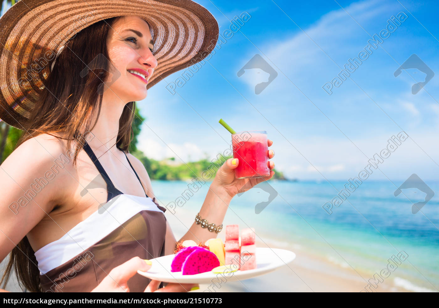 mulher na praia tropical comendo frutas no café da - Fotos de arquivo  #21510773 | Banco de Imagens Panthermedia