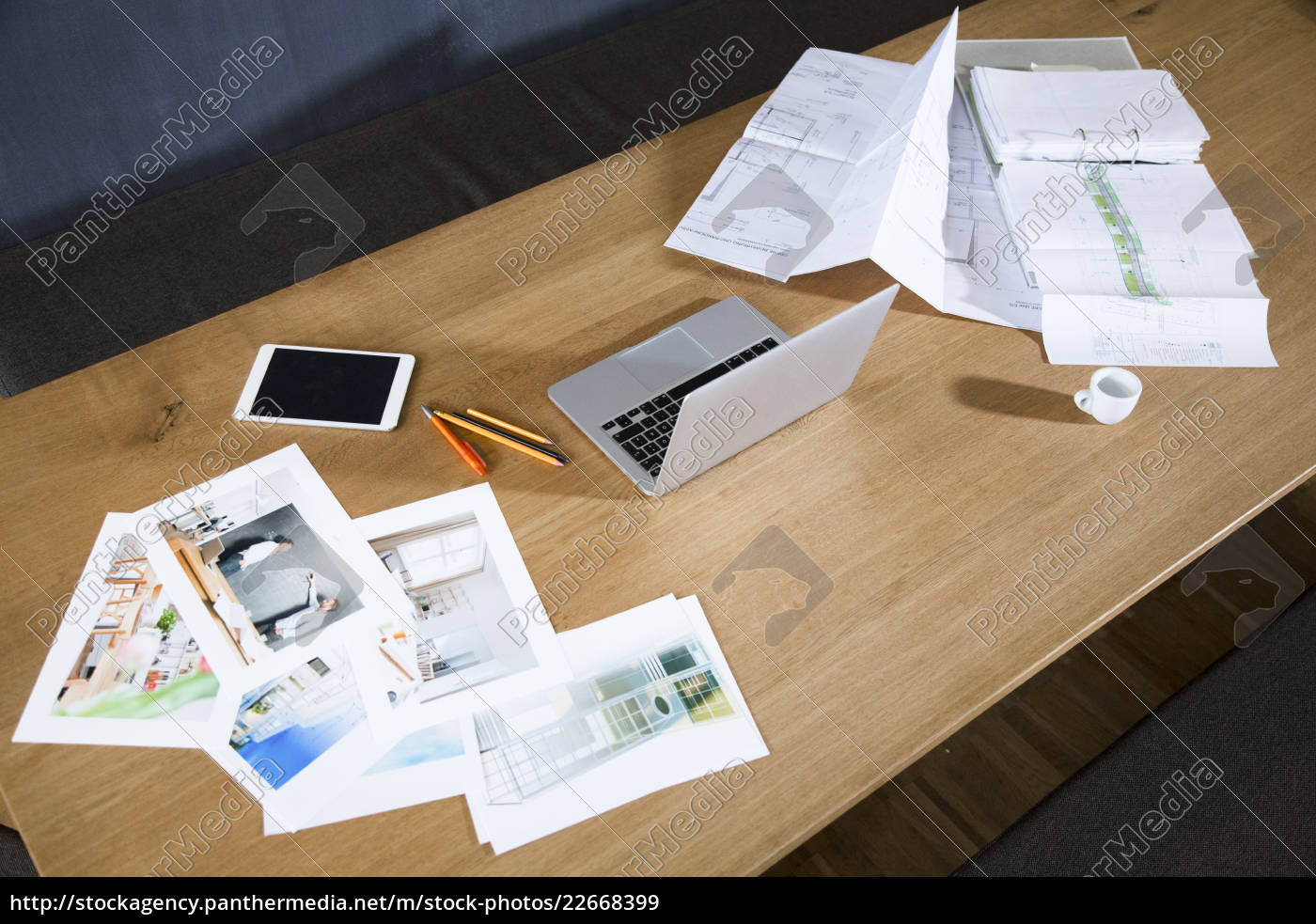 schreibtisch mit laptop 2c tablet 2c - Stockfoto #22668399 ...