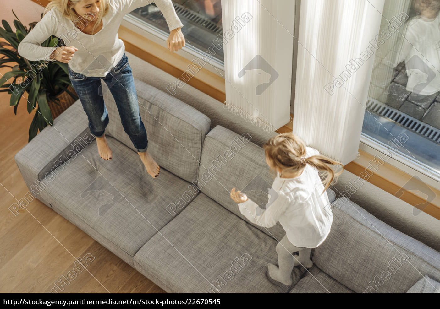 ausgereift woman und girl at home bouncing - Lizenzfreies Bild ...