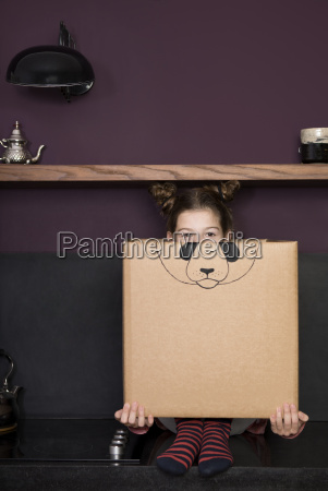 girl inside a pappe box bemalt mit a - Lizenzfreies Bild #22674935 ...