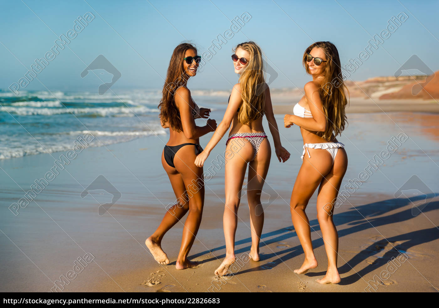 Chicas hermosas en la playa - Foto de archivo #22826683 | Agencia de stock  PantherMedia