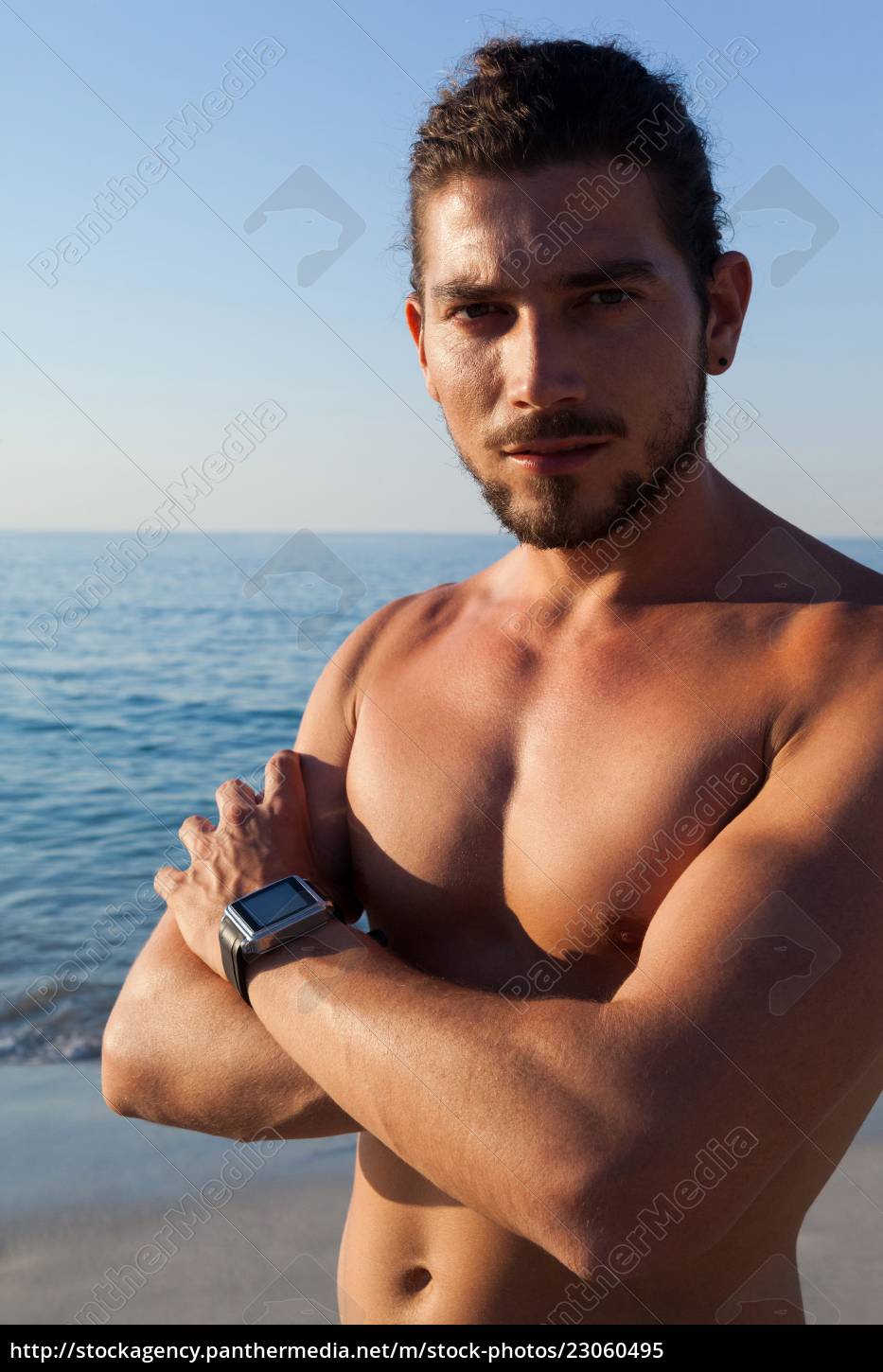 Retrato de un hombre musculoso sin camisa parado en la - Foto de archivo  #23060495 | Agencia de stock PantherMedia