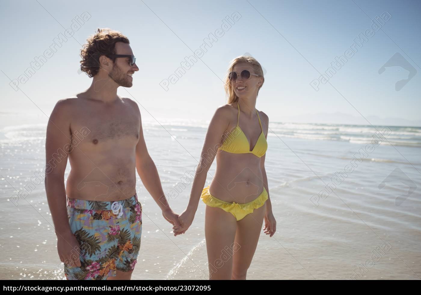 Feliz pareja joven cogida de la mano en la playa - Foto de archivo  #23072095 | Agencia de stock PantherMedia