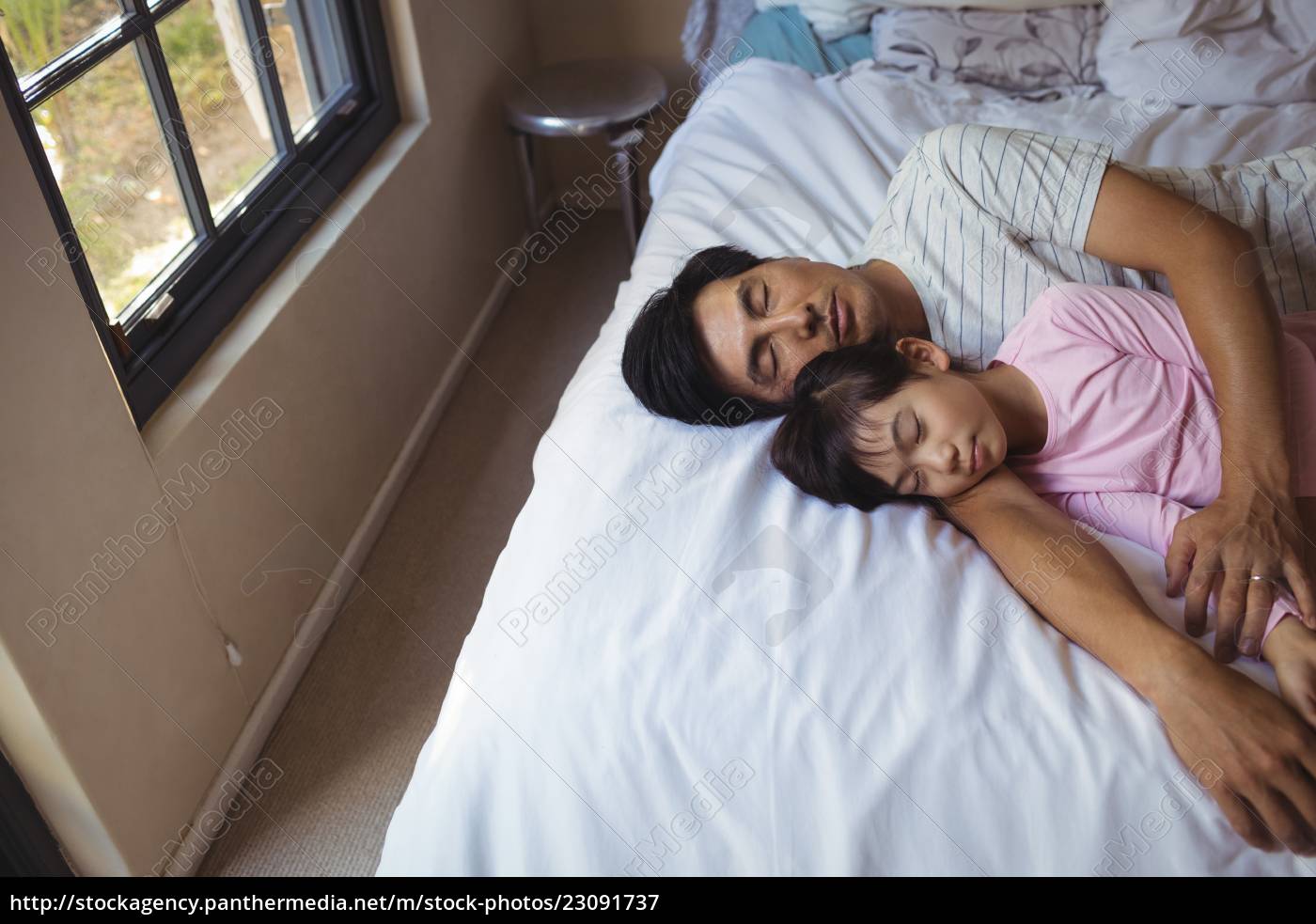 Pai e filha dormindo juntos no quarto - Fotos de arquivo #23091737 | Banco  de Imagens Panthermedia