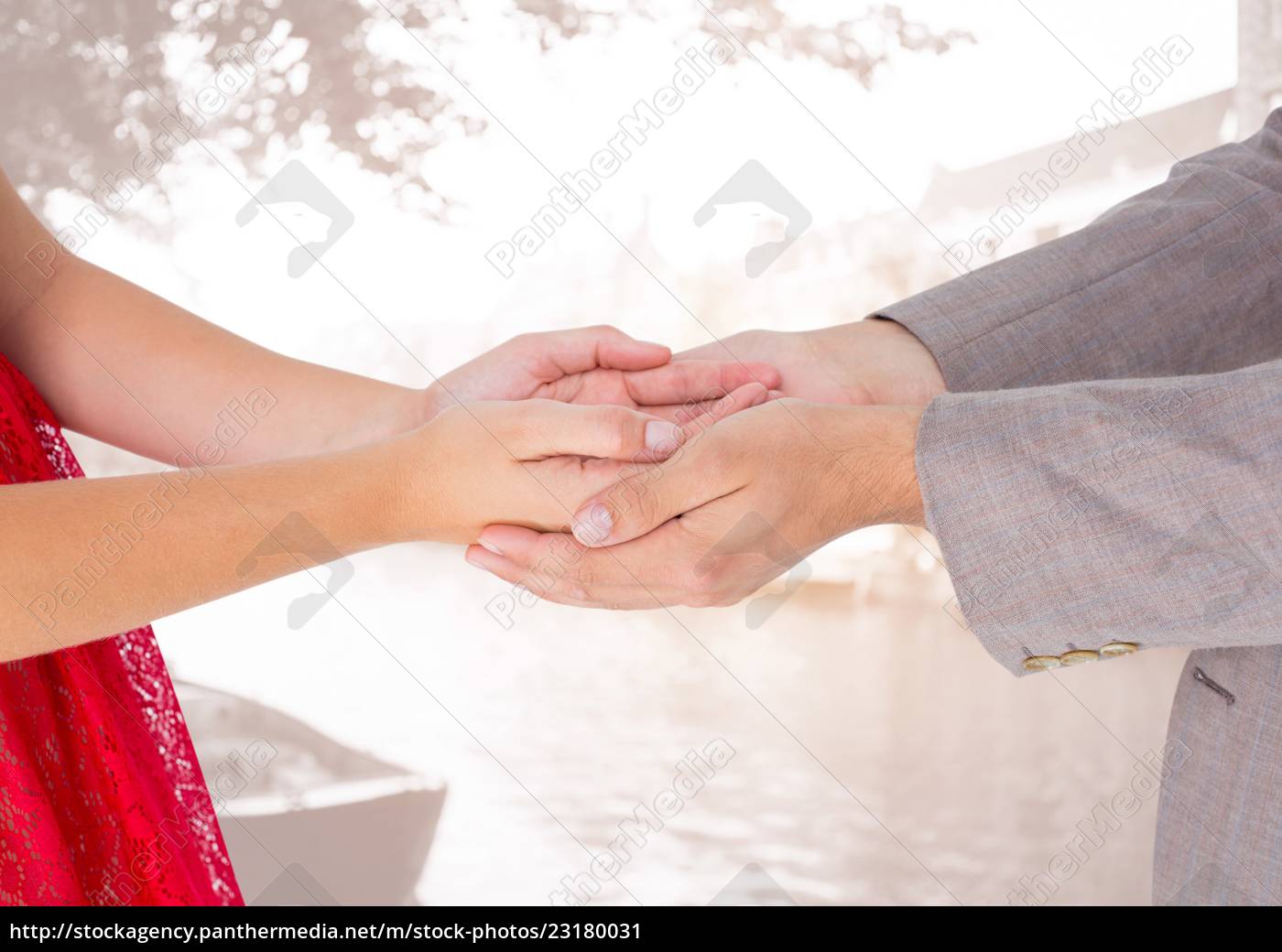 Pareja cogiendo de la mano contra la ciudad en el fondo - Stockphoto  #23180031 | Agencia de stock PantherMedia